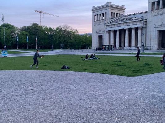 April Meetup-Recap: CAPES am Königsplatz – Abendsonne, Spiel & Stimmung - Capes